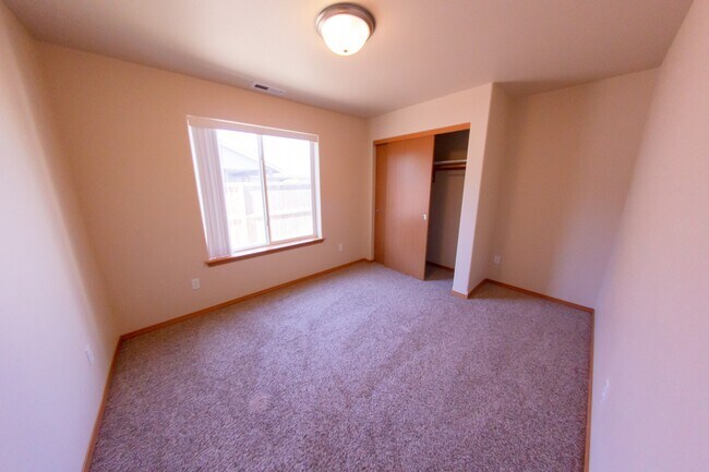 Building Photo - Open Floor Plan Home with Large Fenced Yard