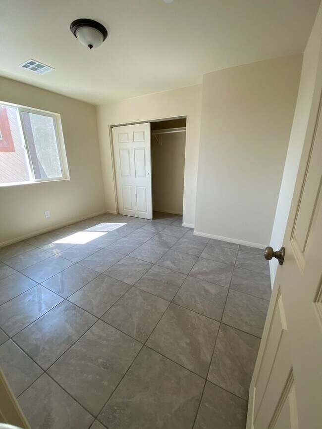 Building Photo - 574 Holt Ave