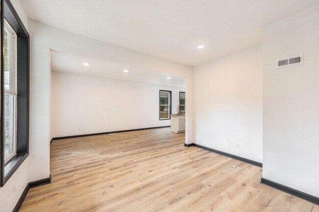 Building Photo - Remodeled 3 Bedroom 2 Bathroom Home!