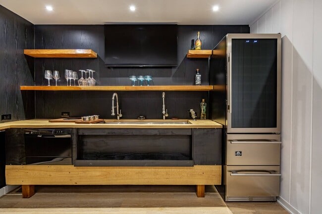 Building Photo - 89 Pantigo Rd