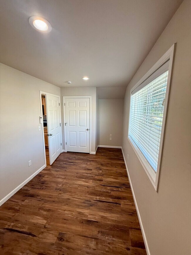 Building Photo - AMAZING 1-BEDROOM, 1-BATH UNIT WITH GARAGE