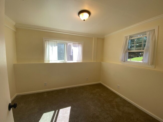 Building Photo - Tri-Level 3 Bedroom 2 Bath Large Backyard ...