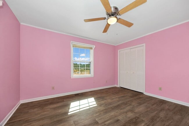 Building Photo - Spacious & Charming in Scottsboro!