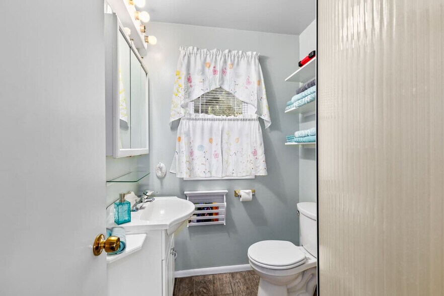 Building Photo - 8685 Je-NE-Be Dr NE