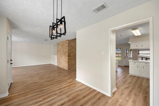 Building Photo - 21402 Park York Dr