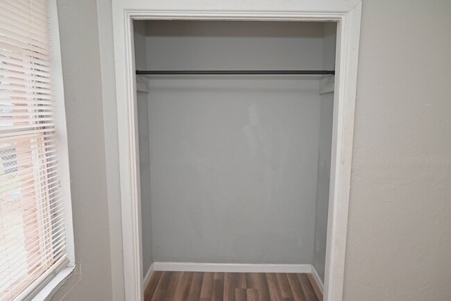 Building Photo - 600 E 1st St