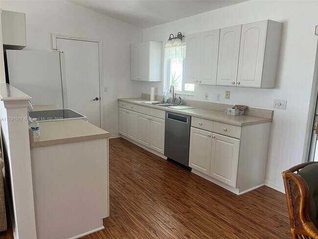 Building Photo - 10074 SW 62nd Ct
