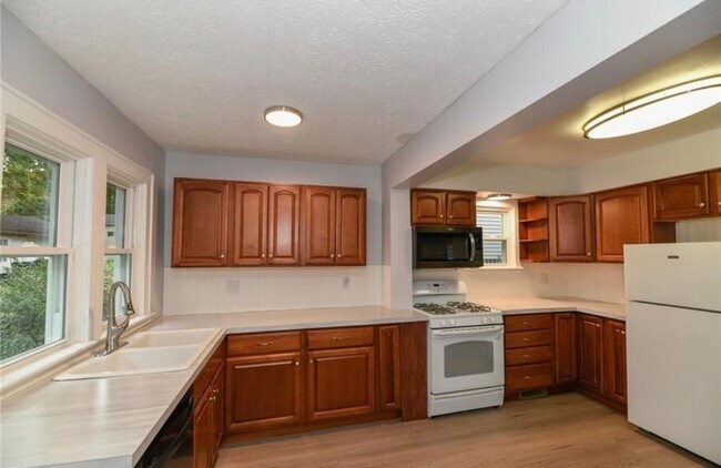 Building Photo - Beautiful home for lease