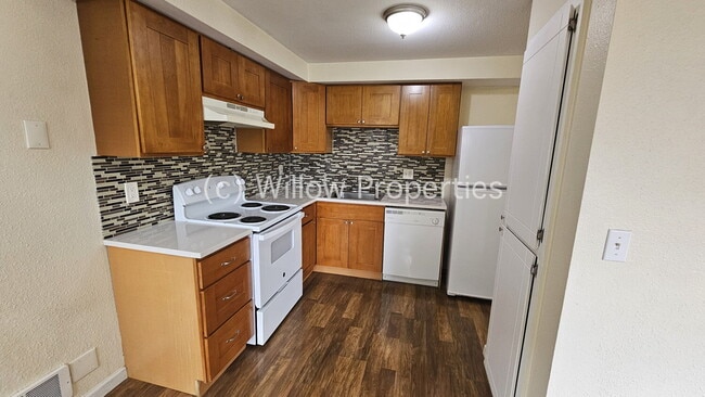 Building Photo - Two Bedroom in Tacoma