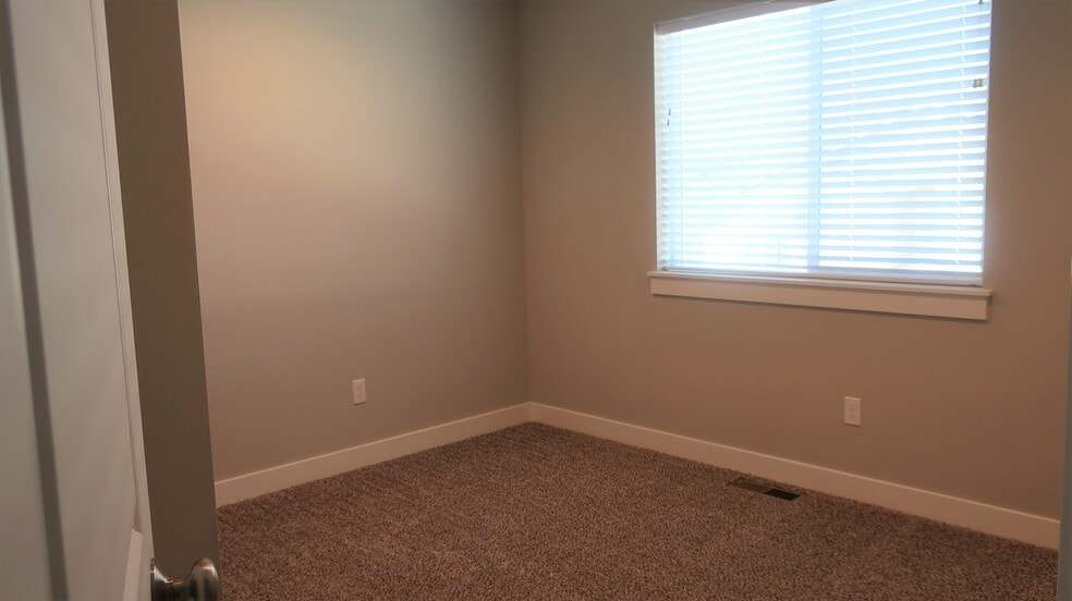 Building Photo - 1099 S New Oak Ln
