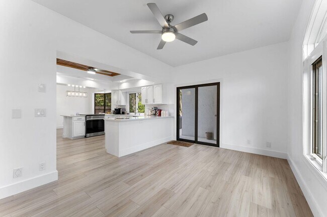 Building Photo - 150 Lucina Dr