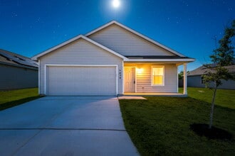 Building Photo - Charming 3-Bedroom Haven with 2 Full Baths