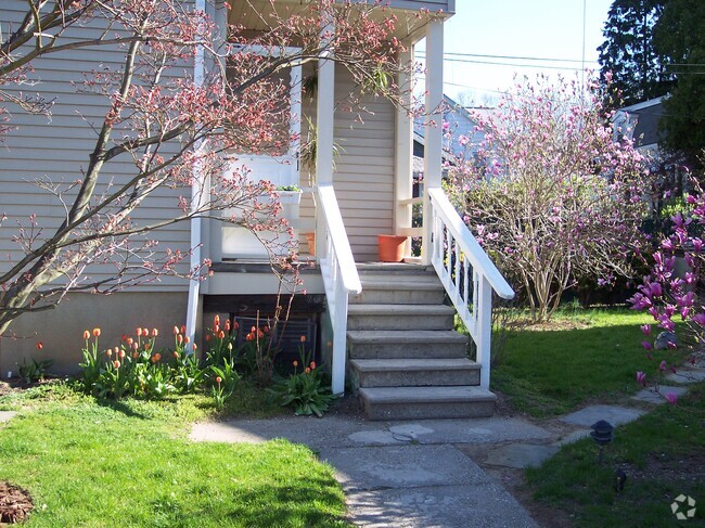 Building Photo - 119 Dale Ave