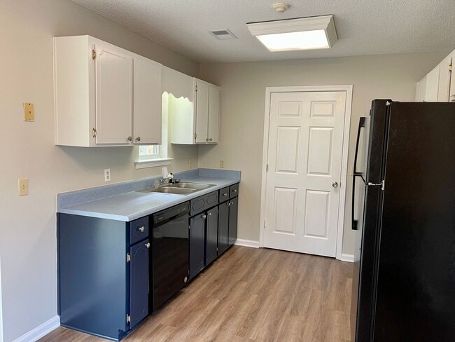 Building Photo - AVAILABLE NOW! (Pet Friendly)