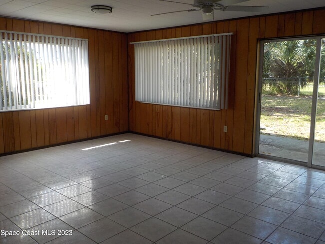 Building Photo - 636 Hampton Dr NE