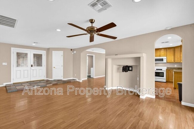 Building Photo - 5610 W Grovers Ave