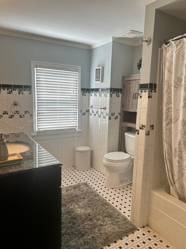 Full bathroom (2nd level) - 1509 Ramsay St