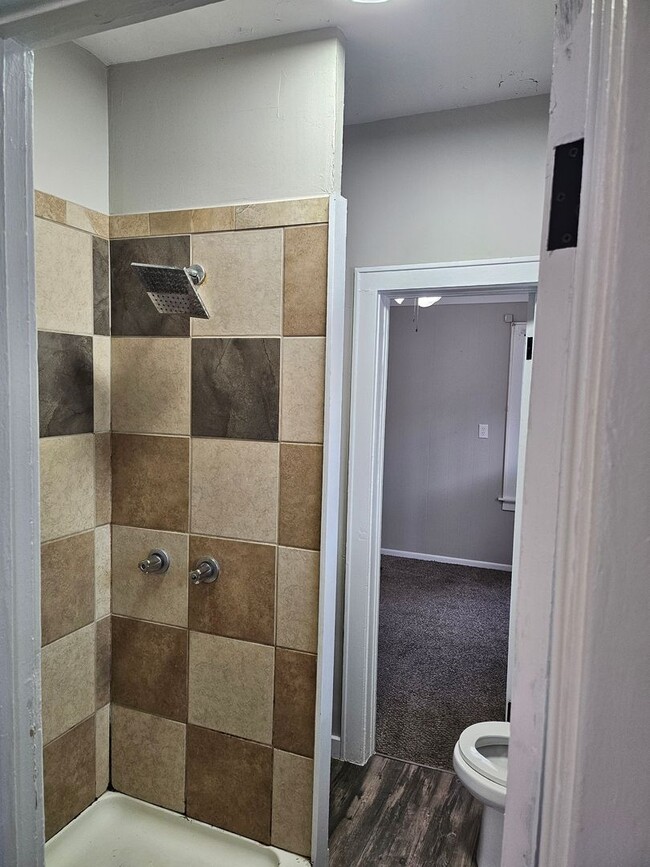 Building Photo - 2 bed one bath house with fenced in backyard