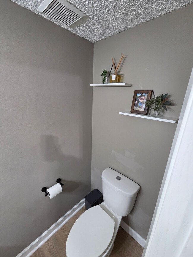 Building Photo - 7652 Wedgewood Ct
