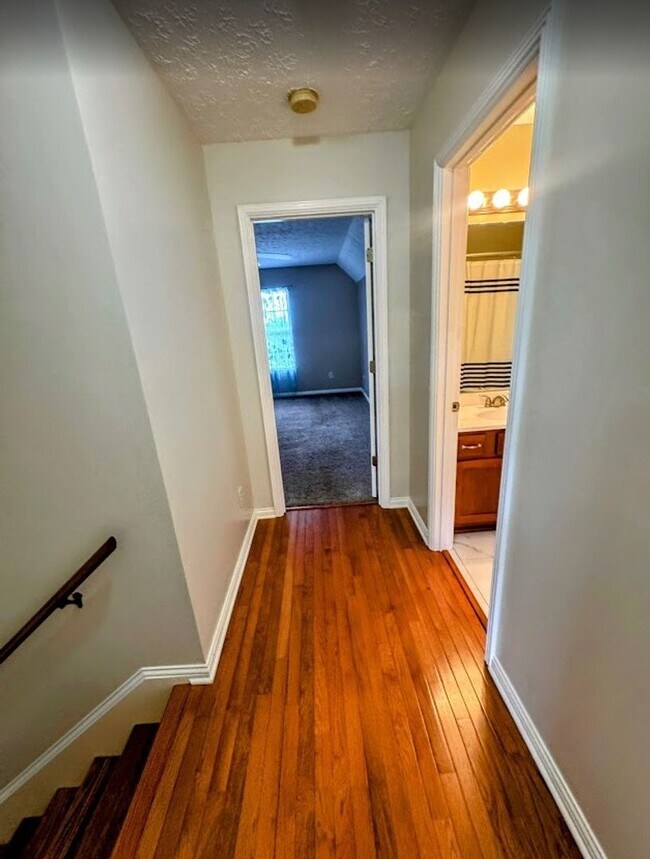 Building Photo - Beautiful spacious 4 bed 4 bath Family Home