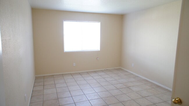 Building Photo - WONDERFUL 5 BD HOME WELL-LOCATED NORTHWEST...