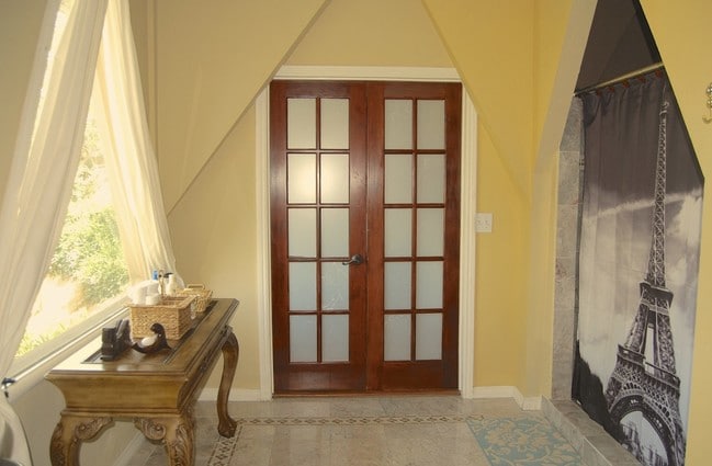 Large Shower - 3916 Carnavon Way