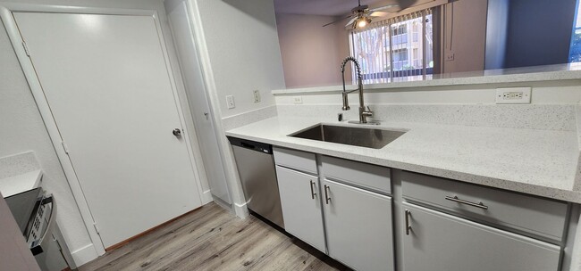 Building Photo - Silverado Ranch Condo!