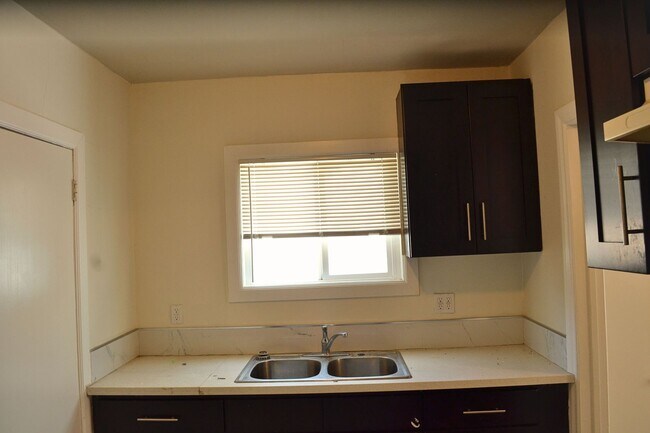 Building Photo - ??Newly Remodeled 2 Bed / 1 Bath Apartment...