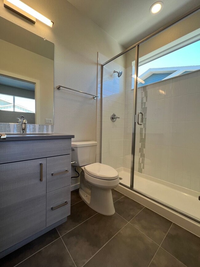 Building Photo - Modern 3B/4B Condo- Available June 10th