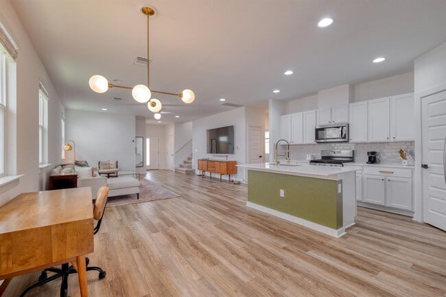 Building Photo - 10003 Baden Ln