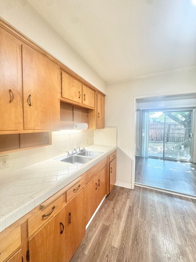 Building Photo - Single-story, spacious 2 bed condo, 1 bath...
