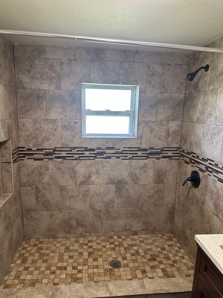 Building Photo - 645 W 12th St