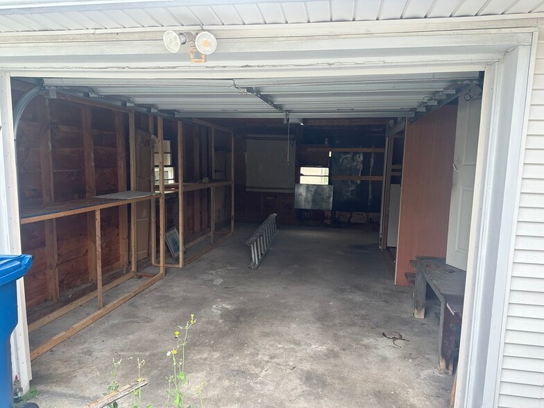 Building Photo - 15 Craigie St