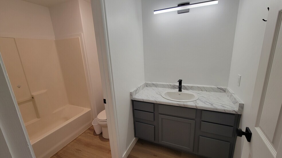 Building Photo - 591 N University Ave