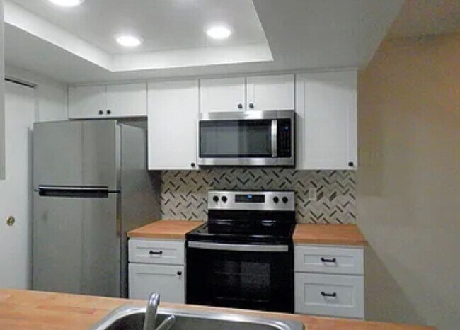 Building Photo - AVAILABLE 8/1 -  2 bed / 2 bath renovated ...