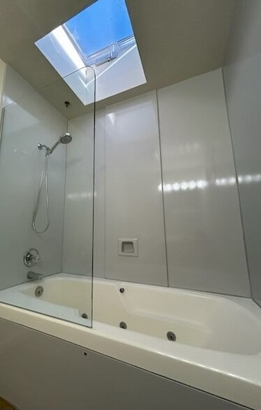 Guest Bathroom Jacuzzi tub - 977 El Camino Real