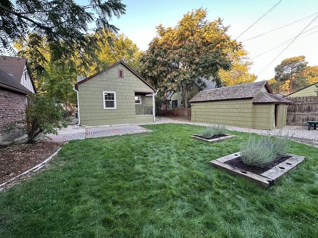 Building Photo - Renovated 3 bedroom + bonus room & finishe...