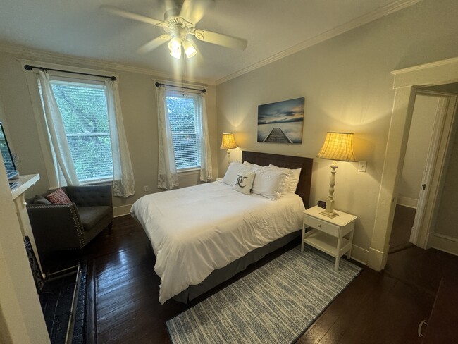 Queen bed, TV with Roku and ceiling fan. - 339 Whitaker St