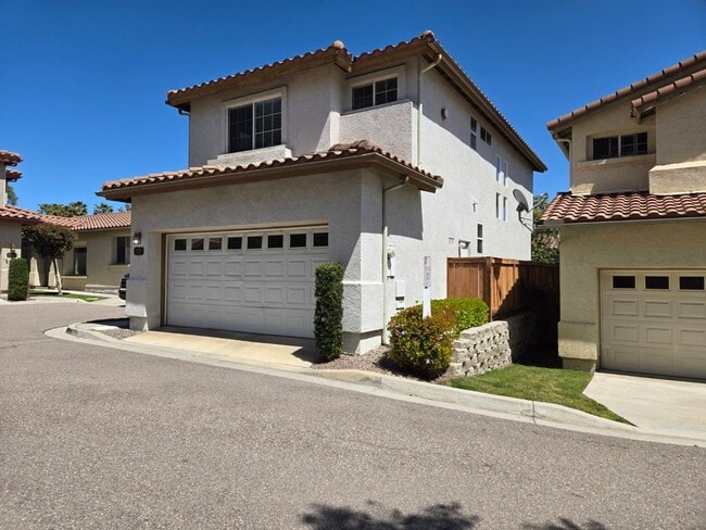 Building Photo - Detached modern single-family home.
