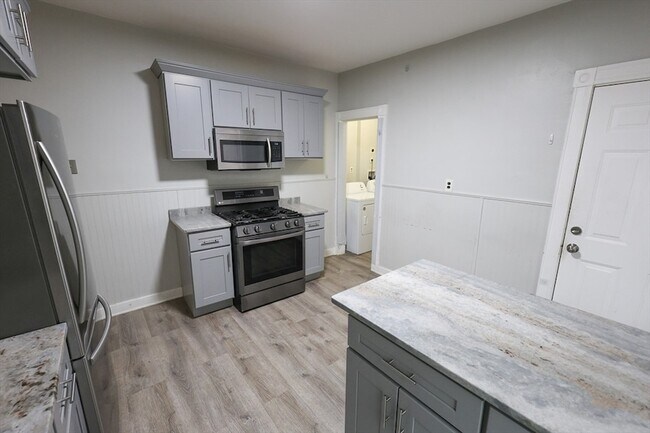 Building Photo - 82 Fuller St