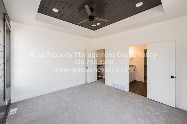 Building Photo - Gorgeous 3 br 2 bath home in Hyde Park! Ha...