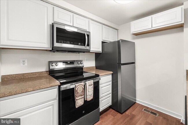 Building Photo - 9713 Hellingly Pl