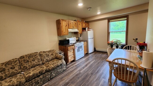 Building Photo - 1 bed 1 bath Simple Living- Utilities INCL...