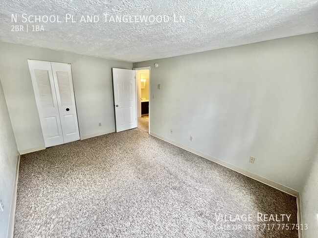 Building Photo - Top Floor! Roomy 2-Bed with A/C & Off-Stre...