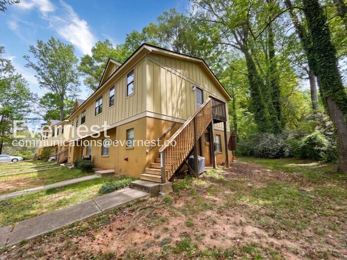 Building Photo - 387 Annie St