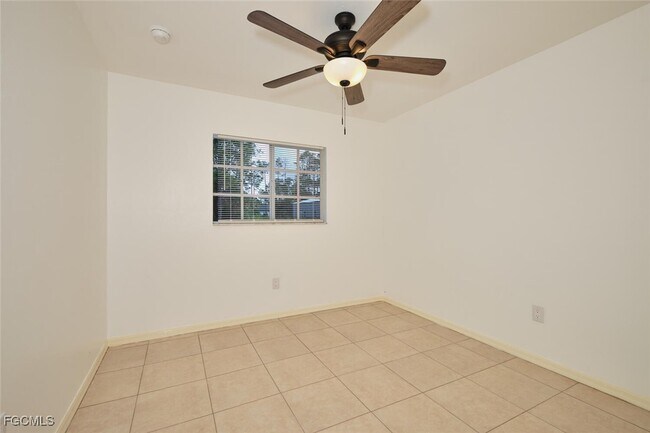 Building Photo - 3825 Hollycrest St