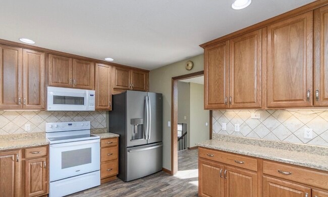 Building Photo - 404 Elm Tree Dr