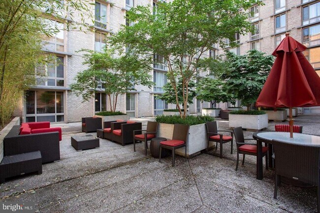 Building Photo - 940 25th St NW