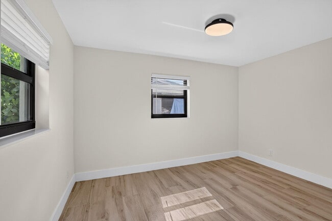 Building Photo - 4329 SW 49th Ct