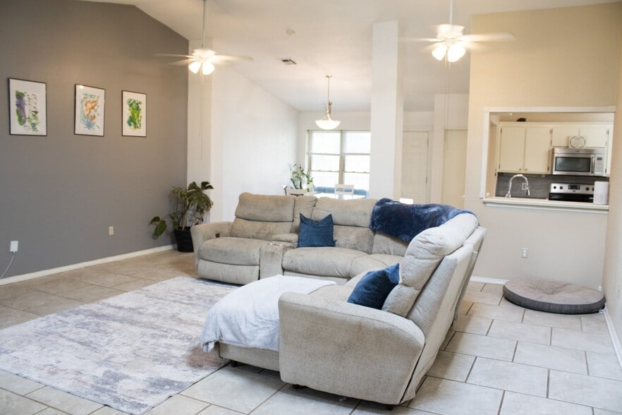 Building Photo - 4715 NE Bell Ave